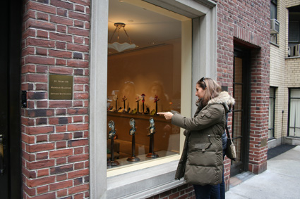 vorm schaufenster von manolo blahnik vorm schaufenster von manolo blahnik